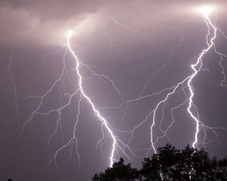Жълт код за бури с гръмотевици в Южна и Източна България утре