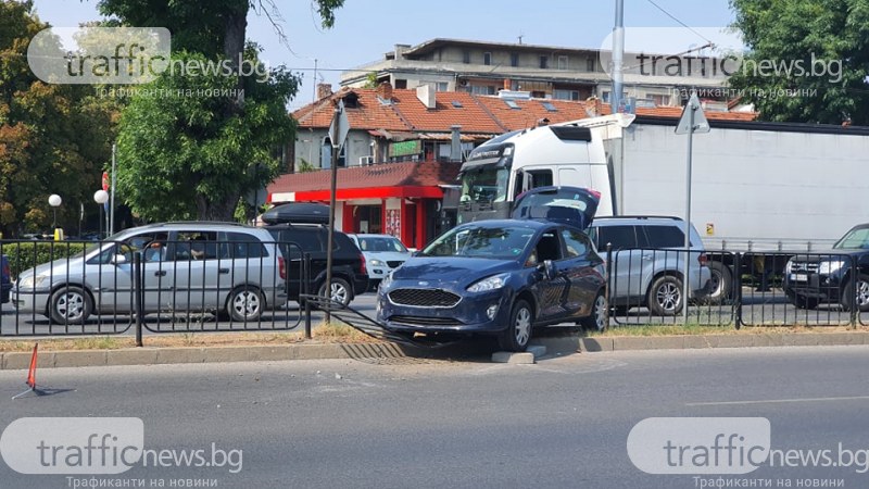 Кола се вряза в разделителната ограда на кръстовището на ВСИ в Пловдив