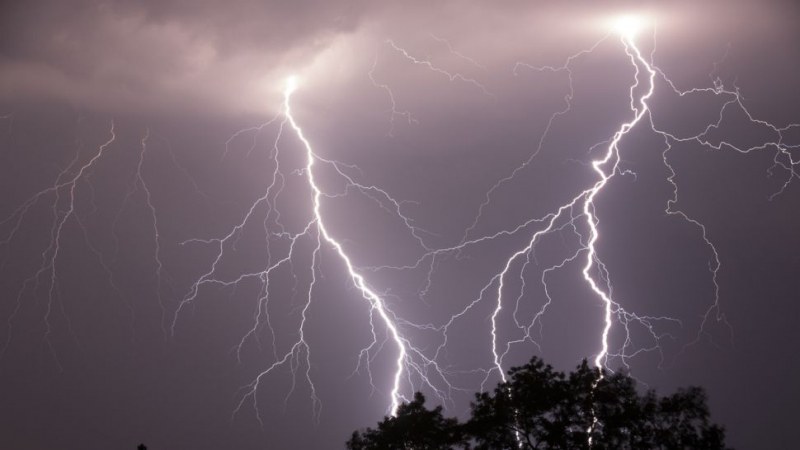 Жълт код за бури с гръмотевици в Южна и Източна България утре