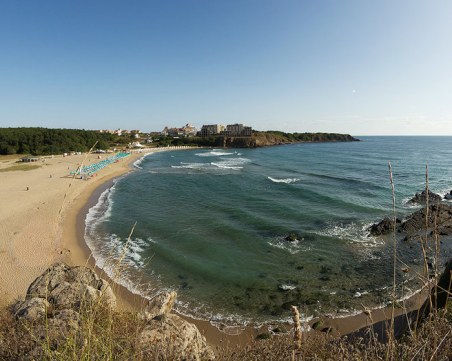Спират строежа на хотел над плаж 