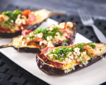 Пълнен печен патладжан