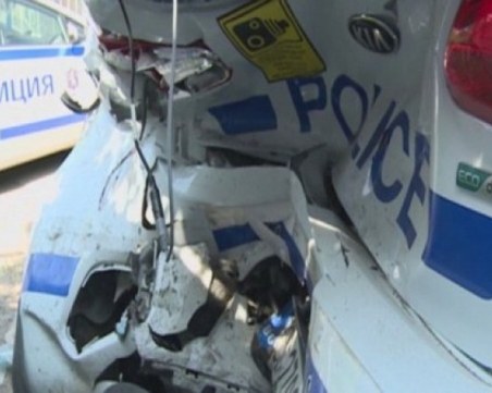 Пловдивски полицай пострада след удар между патрулка и лек автомобил