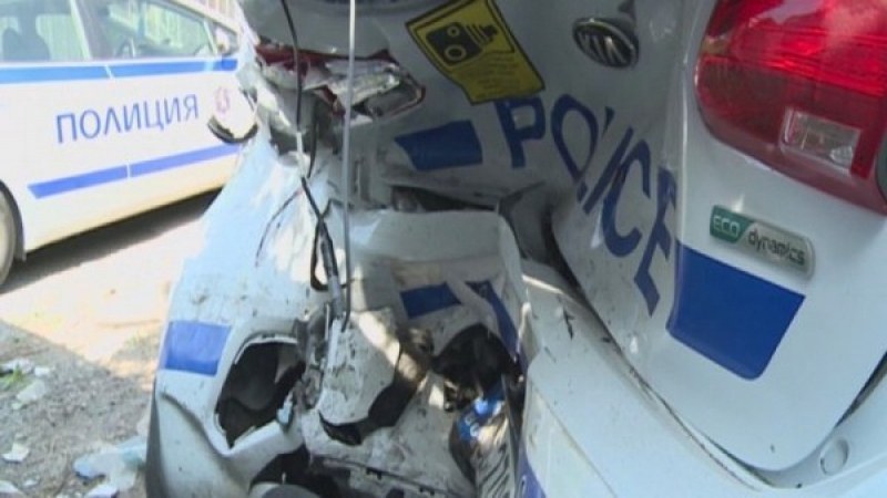 Пловдивски полицай пострада след удар между патрулка и лек автомобил