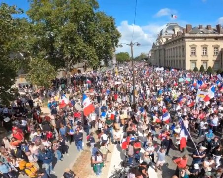 Десетки хиляди на протест във Франция заради здравните пропуски
