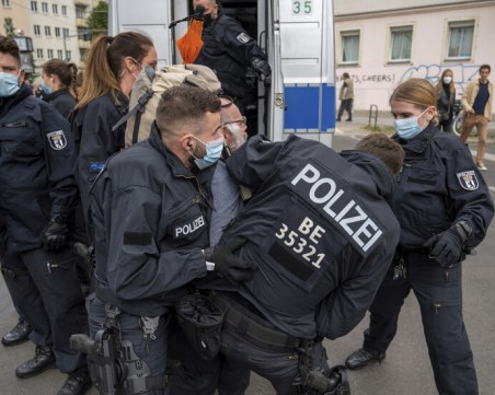 Протест и контрапротест в Берлин заради мерките срещу COVID-19