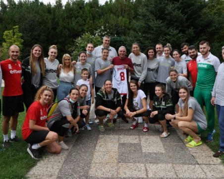 Стоичков се видя с националките преди мача с Швеция, ще ги подкрепи и в 