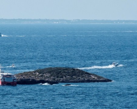 Ферибот удари скали край остров Ибиса, 12 са пострадали