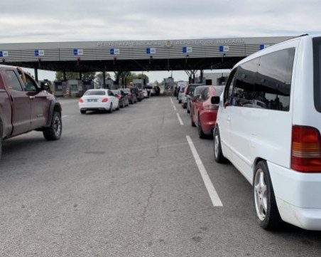 Километрични опашки на границата с Турция, по 5000 минават на ден