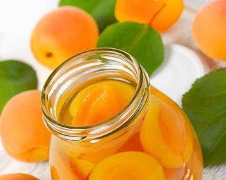 Компот от кайсии с ром - вкусотия за зимата