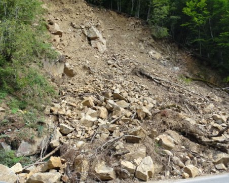 Свлачище затруднява движението по пътя Варвара - Велинград