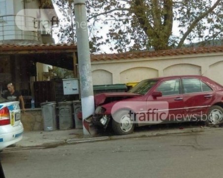 Кола се блъсна в електрически стълб в Пловдив! Три жени са пострадали