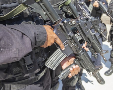 Въоръжени бандити нападнаха 3 банки и взеха заложници в Бразилия, има убити