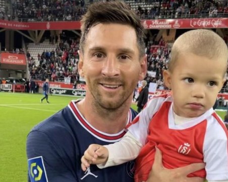 Вратарят на Реймс снима сина си с Меси