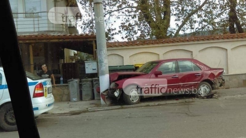 Кола се блъсна в електрически стълб в Пловдив! Три жени са пострадали