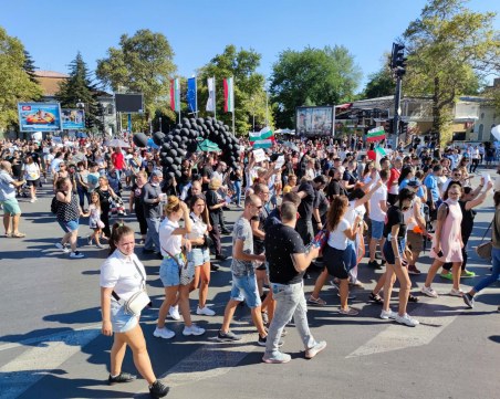 Хиляди граждани, ресторантьори и заети в бранша блокираха центъра на Варна