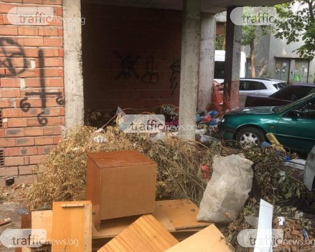 Изоставена сграда в Кючука се превърна в сметище