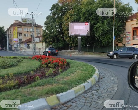 Мерцедес се заби в мантинела до Водната палата