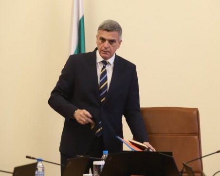 Премиерът: Първите мерки ще са за ограничаване на масовите събития