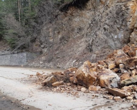 Свлачище блокира движението в Смолянско