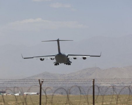 Талибаните поеха пълен контрол над летището в Кабул