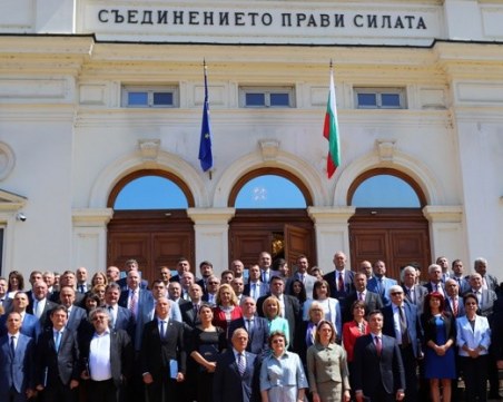 Депутати обещават дата на президентските избори до края на деня