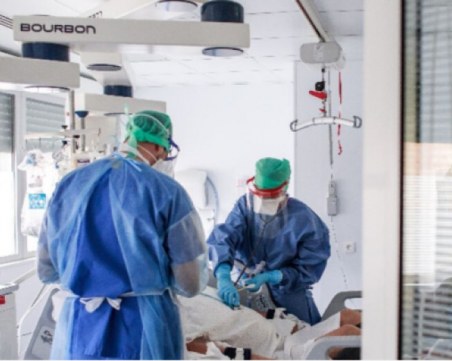 Десет хиляди здравни работници в Гърция са отстранени от работа, защото не са ваксинирани