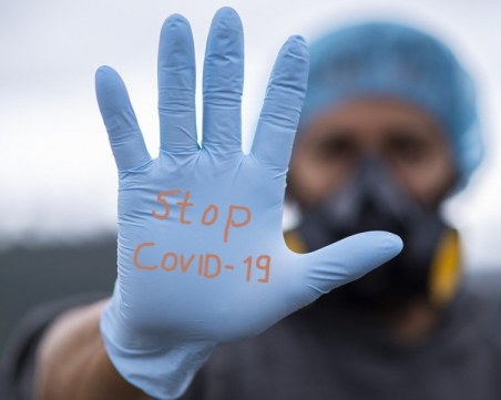 Един на всеки четири българина смята COVID ограниченията за опит на властта да го контролира