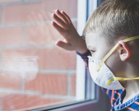 Продължителният COVID-19 засяга едно от седем деца