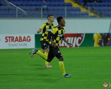 Ботев откупи Емануел Току и подписа нов договор с халфа