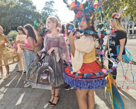 Чудовища и принцеси на Главната, децата се редят на опашка за снимки с тях