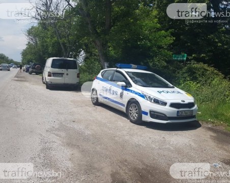 Младежи вилняха в двора на читалище край Пловдив, нападат и заплашват полицаи