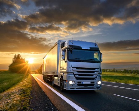 На 3, 6 и 12 септември спират движението на тирове по някои магистрали и пътища в пиковете часове