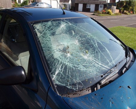 Пипнаха вандал, изпотрошил две коли в Първомай