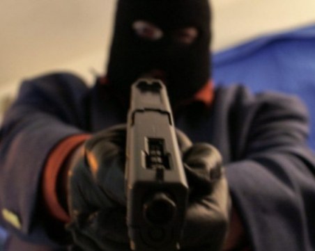 Въоръжен грабеж! Пловдивчанин стреля с пистолет в магазин, задигна пари
