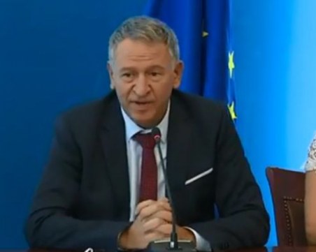 Въвеждат нови мерки: Заведения и казина ще работят до 22 часа