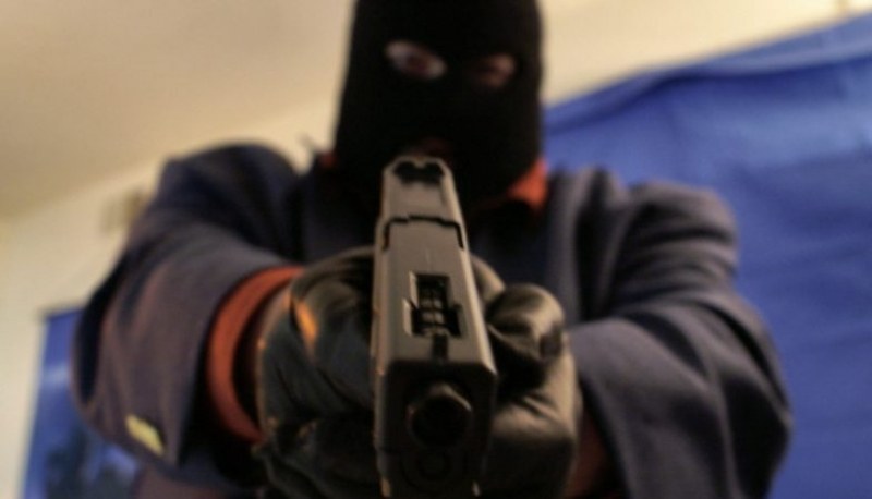 Въоръжен грабеж! Пловдивчанин стреля с пистолет в магазин, задигна пари