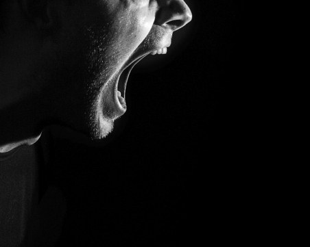 Агресивен мъж заплашва и обижда охрана на пловдивска болница