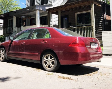 Автомобил стоя две години пред къща на полицайка, тя се изкуши да провери чия собственост е