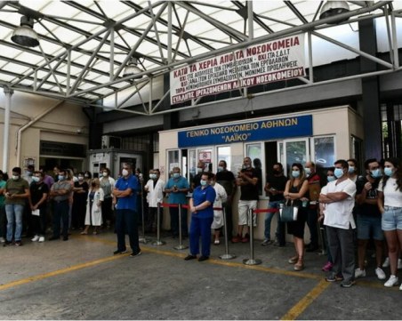 Отстранените неваксинирани медици в Гърция могат да се върнат на работа, ако се ваксинират