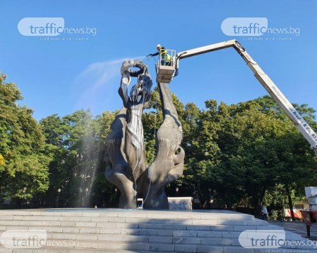 Паметникът на Съединението в Пловдив замириса на люляк