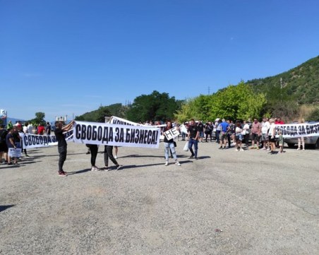 Ресторантьори блокираха пътя за Гърция