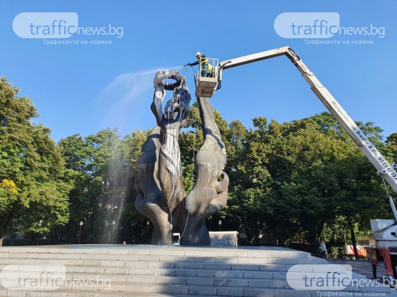 Паметникът на Съединението в Пловдив замириса на люляк