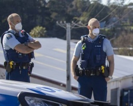 Мъж наръга 7 души в супермаркет в Окланд, трима са в критично състояние