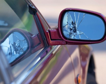 Младежи на тротинетки изпотрошиха огледалата на коли край Гроздовия пазар в Пловдив