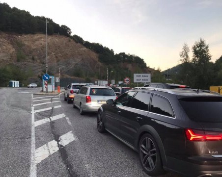 Опашки на Маказа и Кулата! Българите от сутрина се юрнаха на море