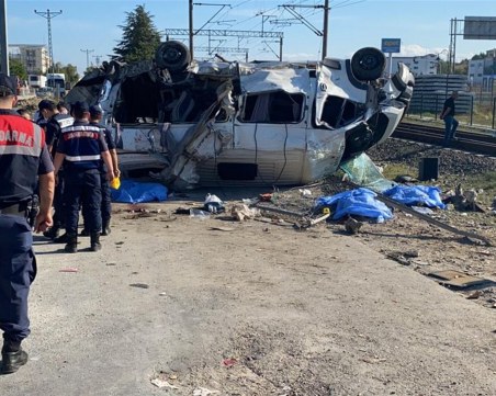 Тежка катастрофа със загинали в Турция между влак и микробус