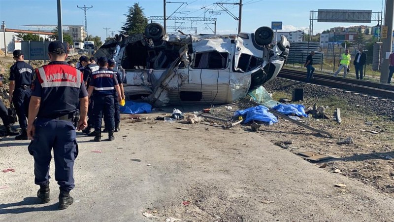 Тежка катастрофа със загинали в Турция между влак и микробус