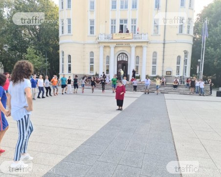 Дълго хоро отново се изви на площад 