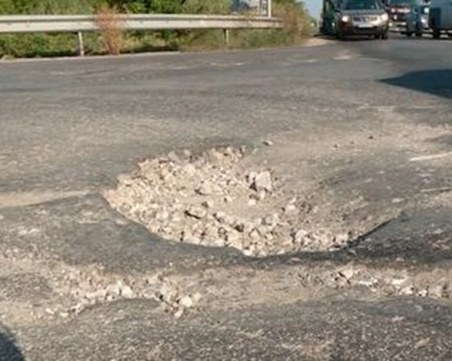 Дупка поглъща коли до Пловдив