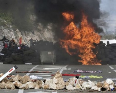 Сблъсъците в Черна гора продължават! Десетки са ранени